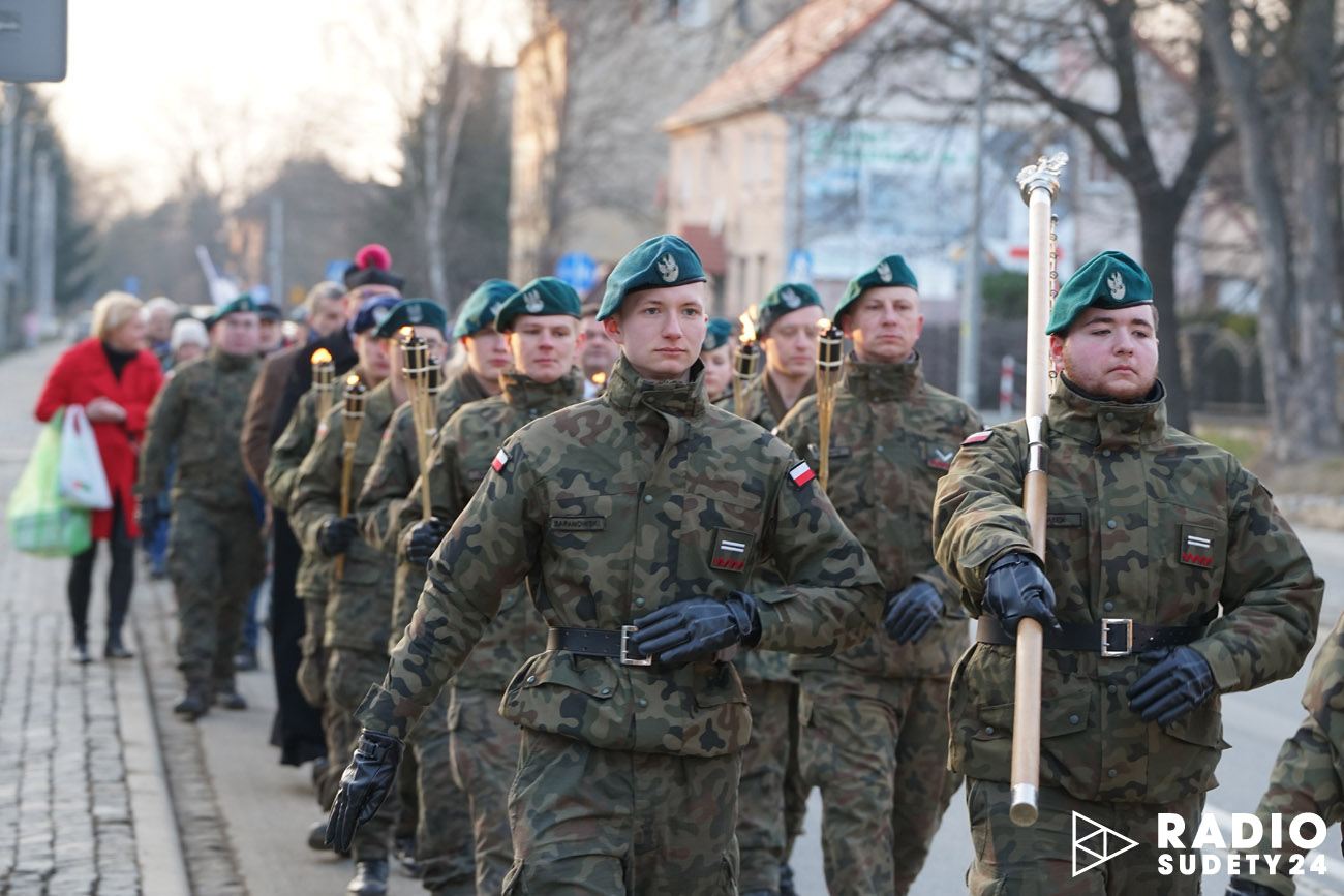 Marsz Pamięci przeszedł ulicami Strzegomia. Upamiętnił mroczne karty historii sprzed 80 lat! [FOTO+WIDEO]