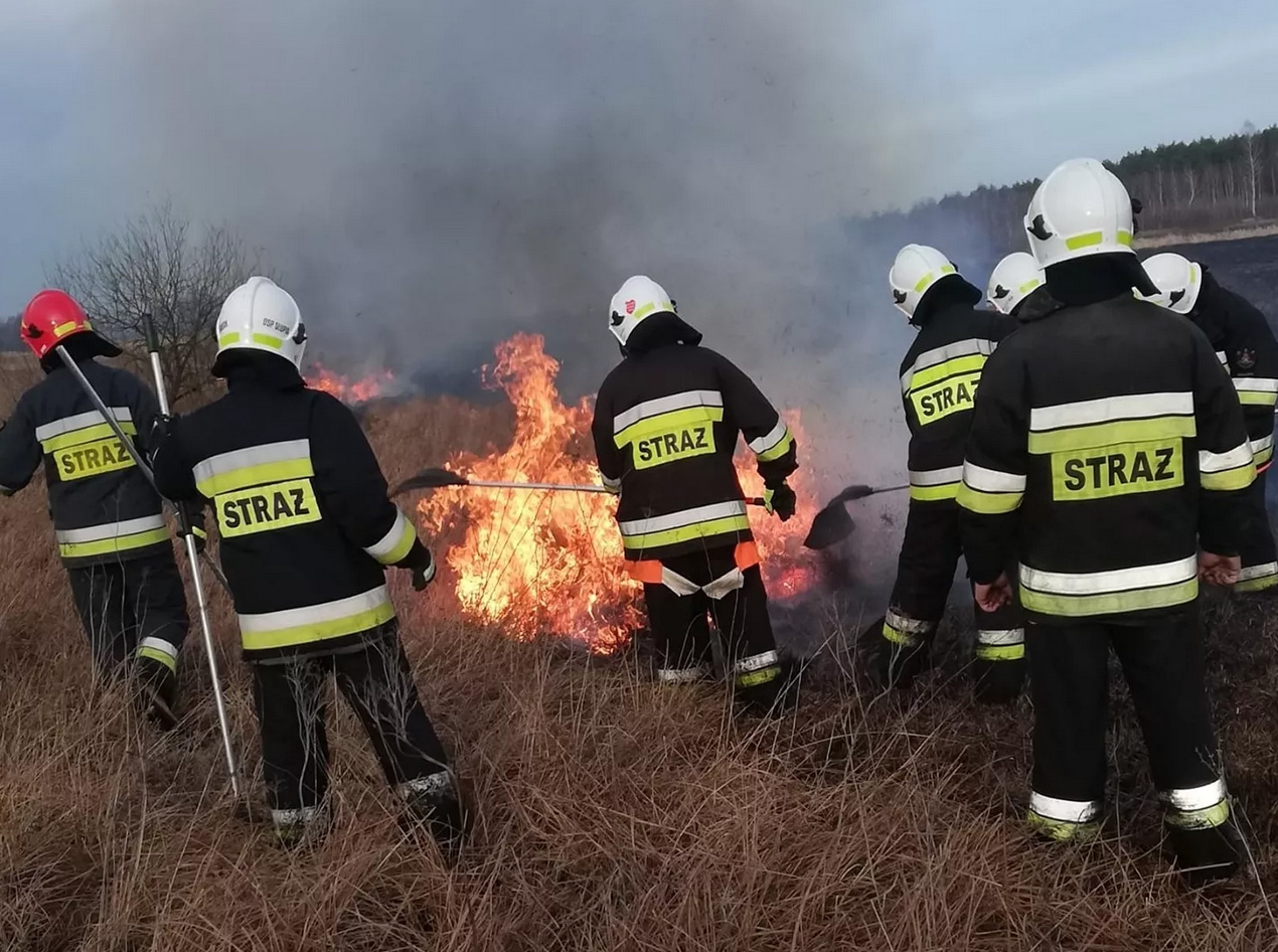 Pracowity dzień jaroszowskich strażaków i apel o niewypalanie suchej trawy! [FOTO]