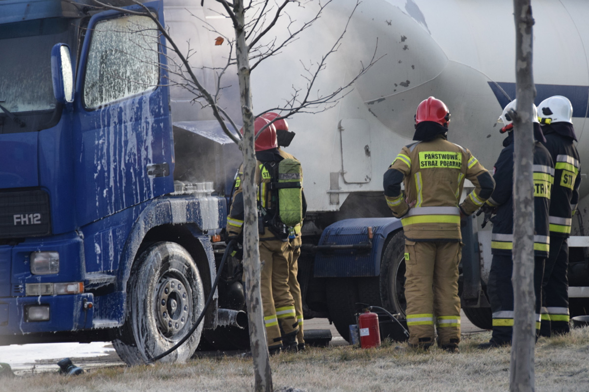Płonął ciągnik siodłowy na terenie biogazowni [FOTO]